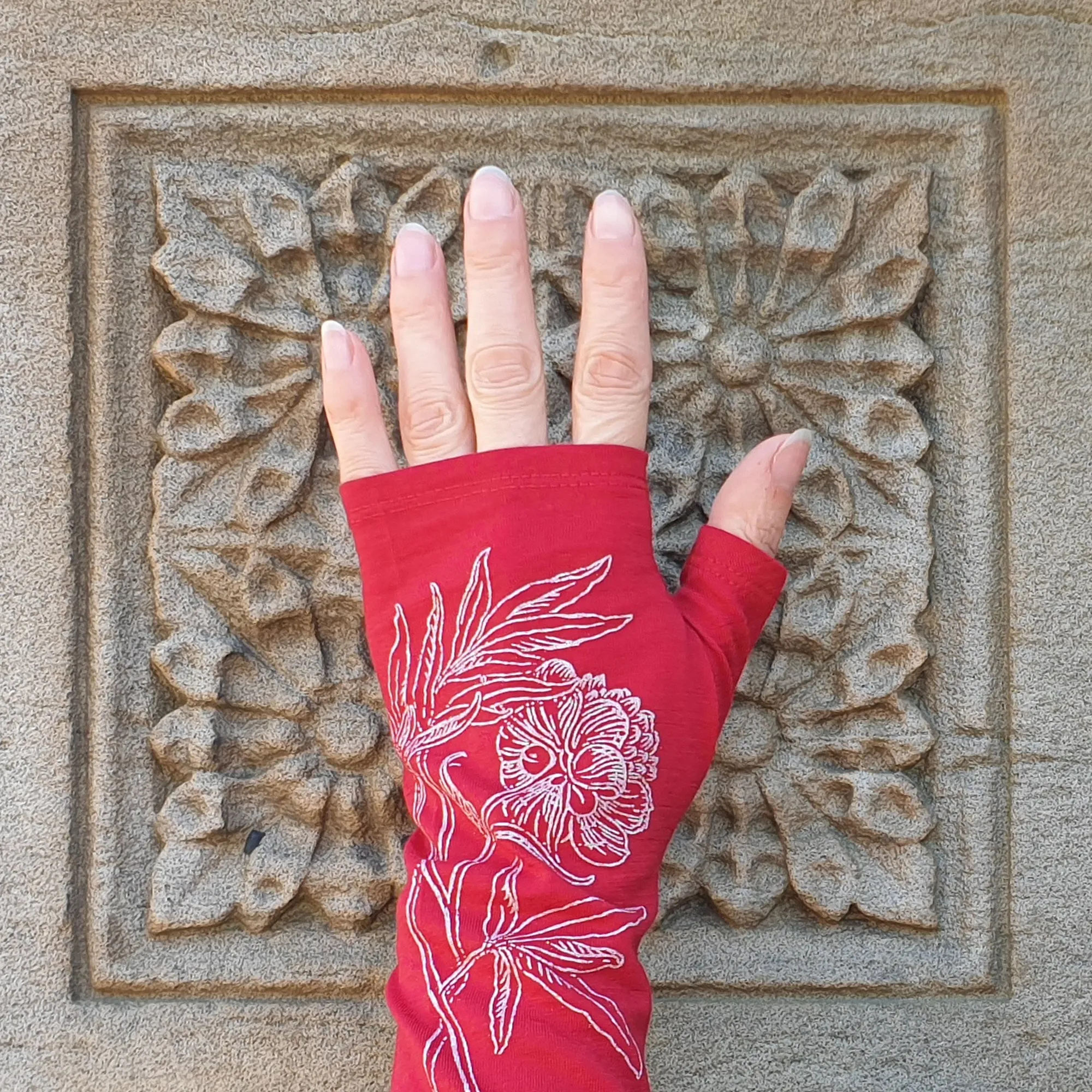 Red peony printed merino fingerless gloves