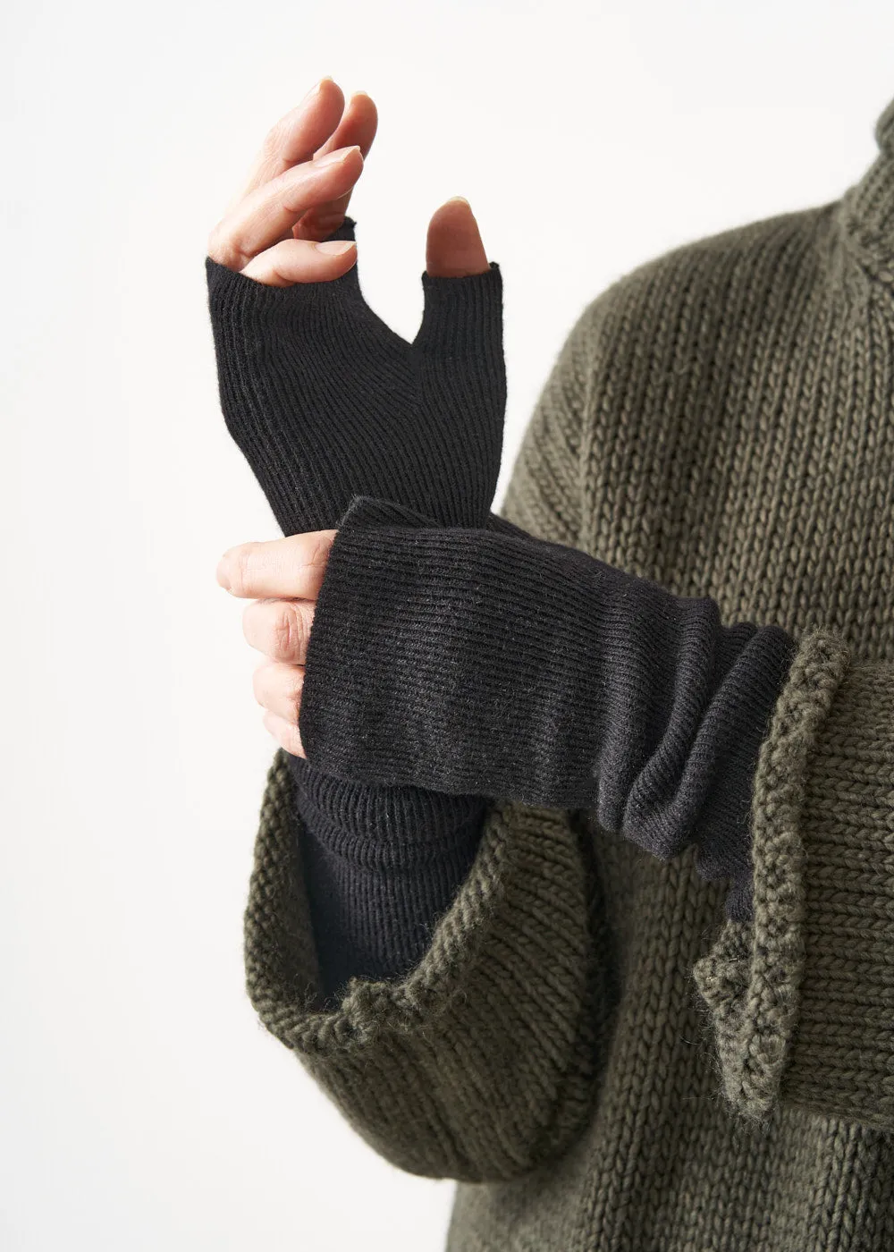 SERENA CASHMERE MIX FINGERLESS GLOVES - BLACK