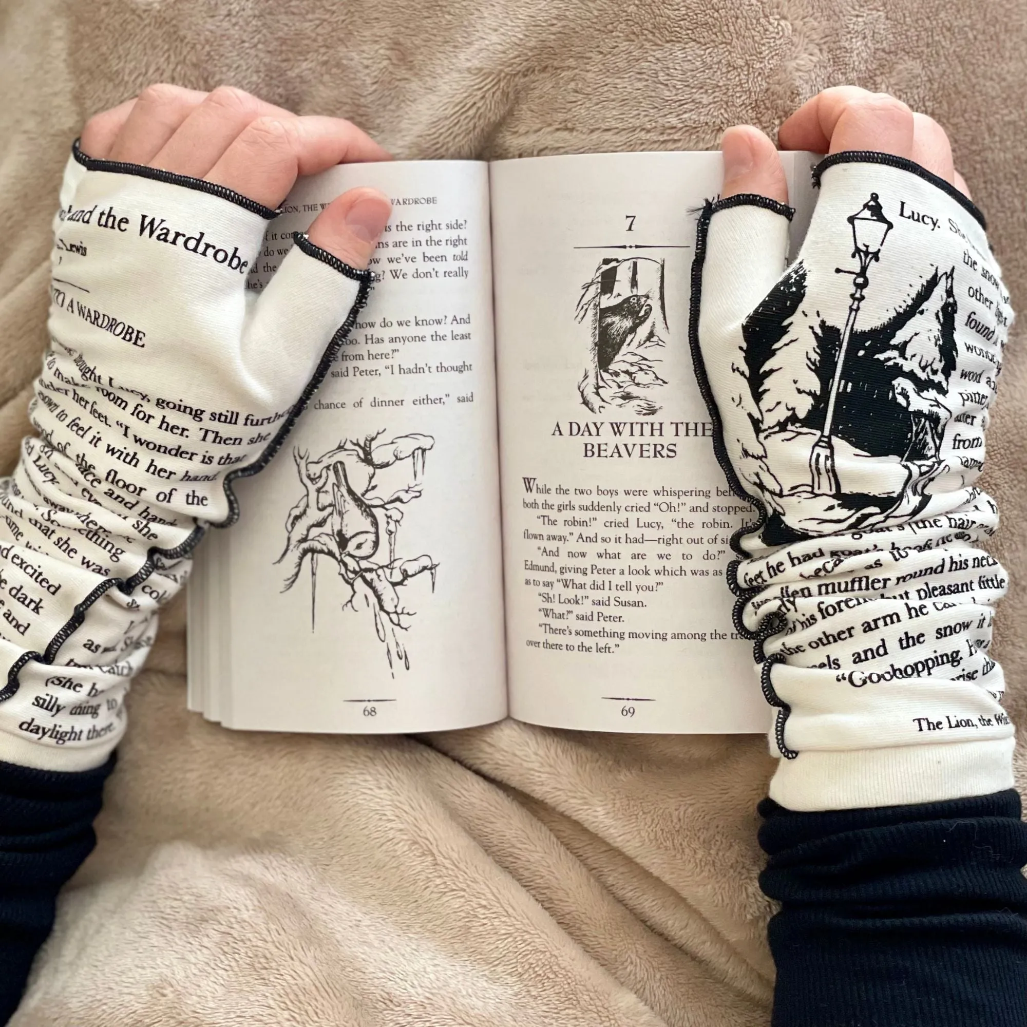 The Lion, the Witch and the Wardrobe Writing Gloves